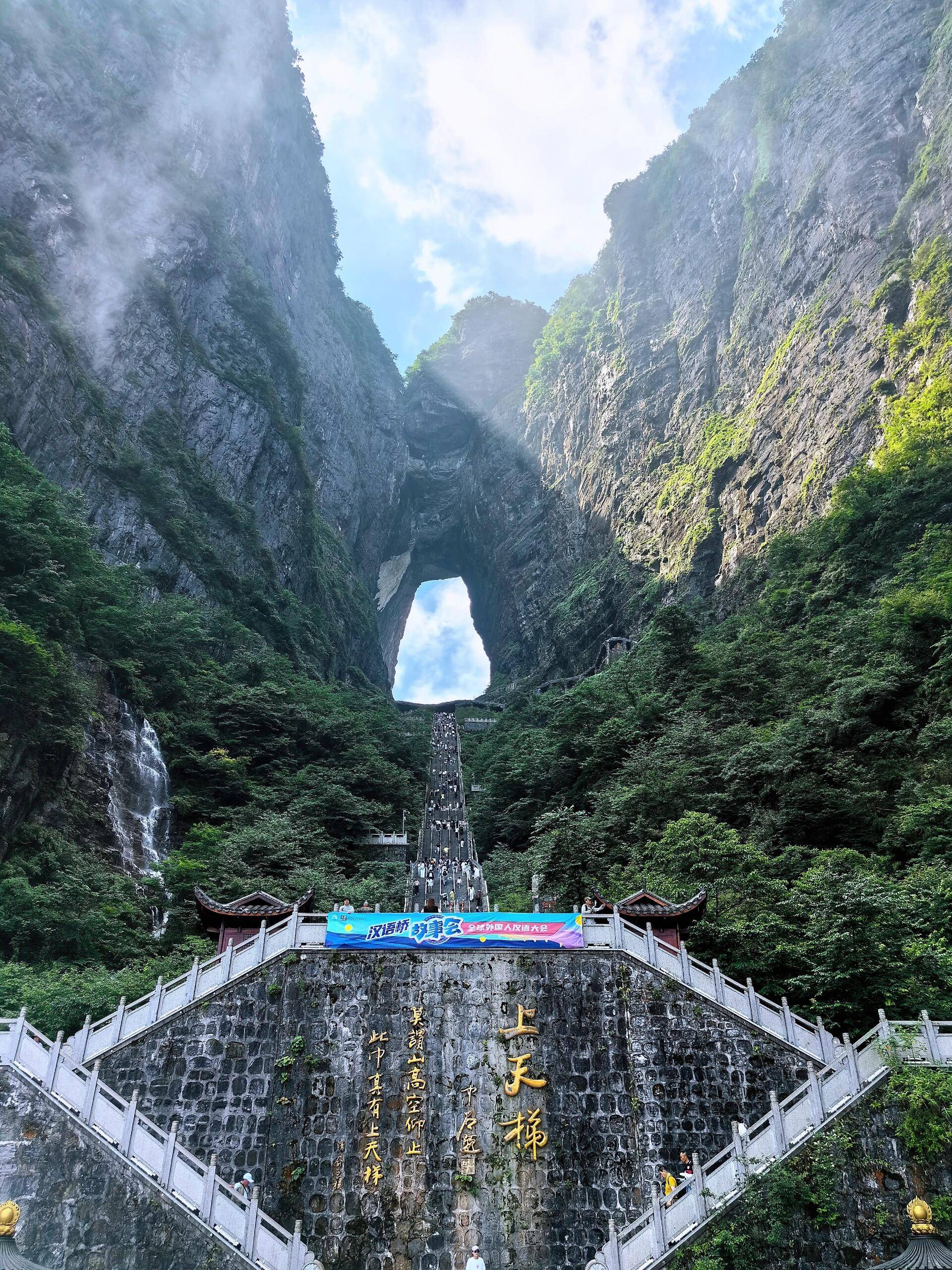 Zhangjiajie Travel Guide for Foreign Visitors: China’s Floating Mountains, Hidden Villages, and the Most Unreal Landscapes on Earth