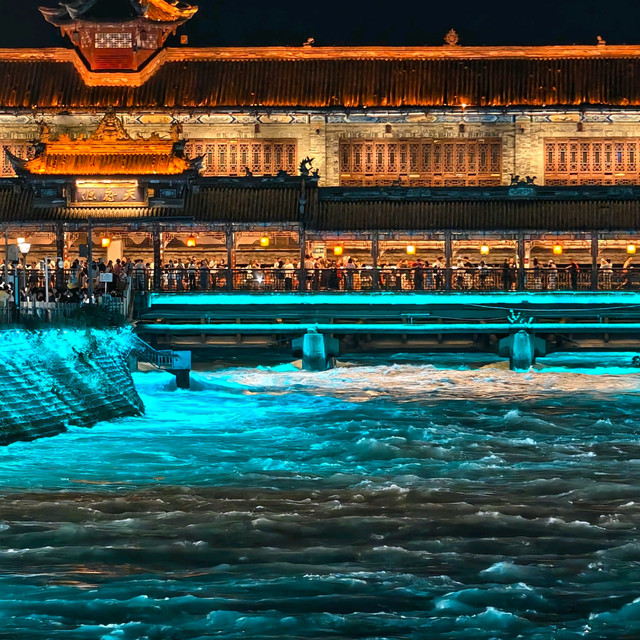 Sichuan Travel Guide : Panda Volunteering, Blue Tears, Jiuzhaigou & Hands-On Culture