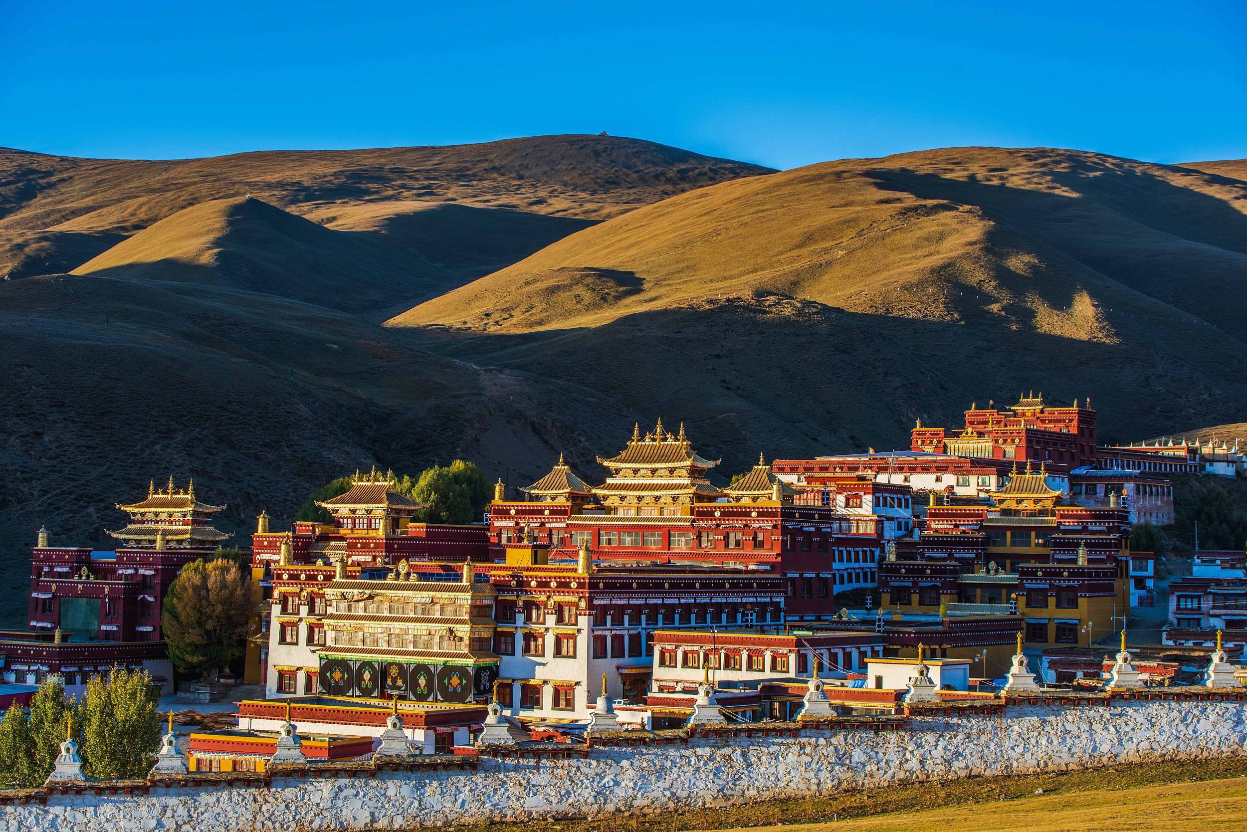 Tibet Travel Guide for Curious Explorers: Monasteries in the Clouds, Sacred Lakes, and Living Plateau Culture
