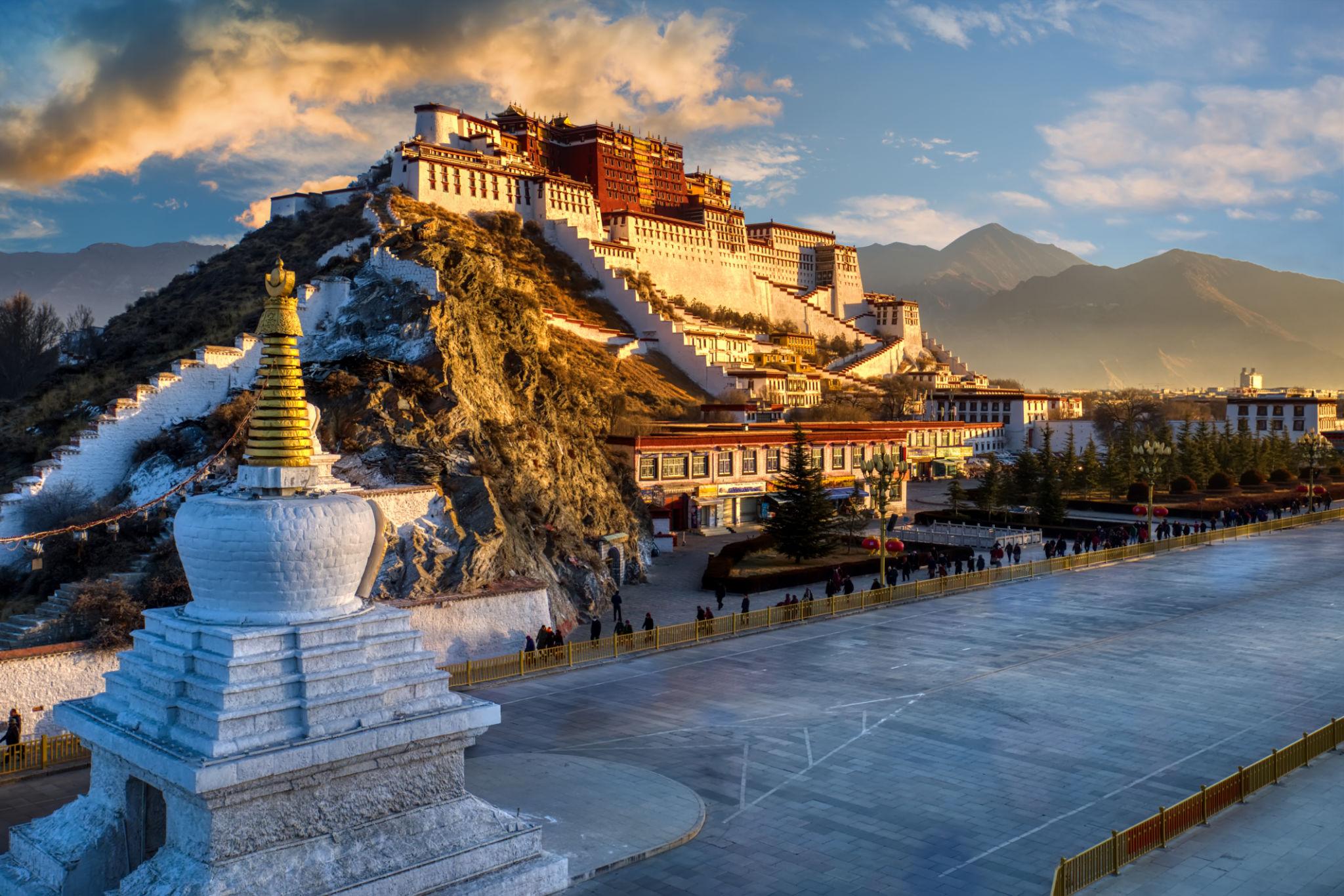 Tibet Travel Guide: A Journey Across the Roof of the World Where Landscapes Feel Larger Than Life
